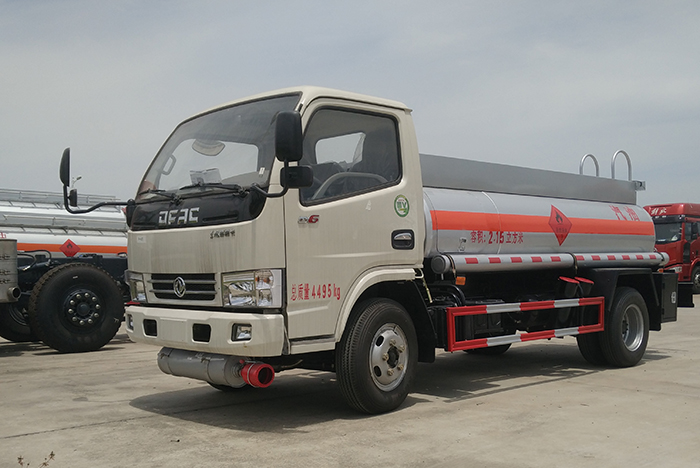 東風藍牌小型加油車