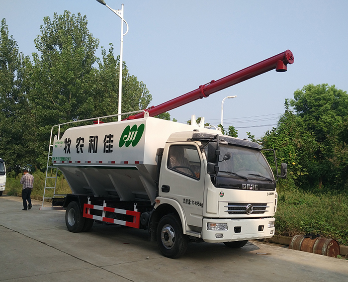 東風(fēng)多利卡散裝飼料運(yùn)輸車